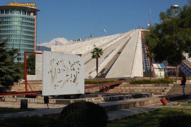 La piramide ad Oxa a Tirana