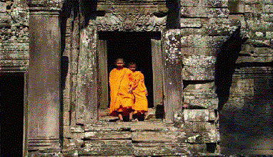 Monaci tra le rovine di Angkor Wat