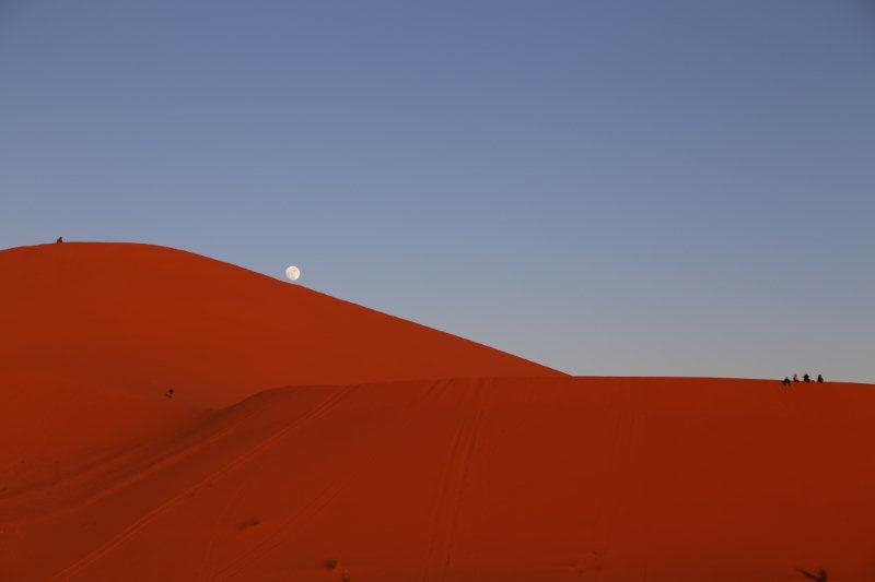 La luna sorge sulle dune di Merzouga