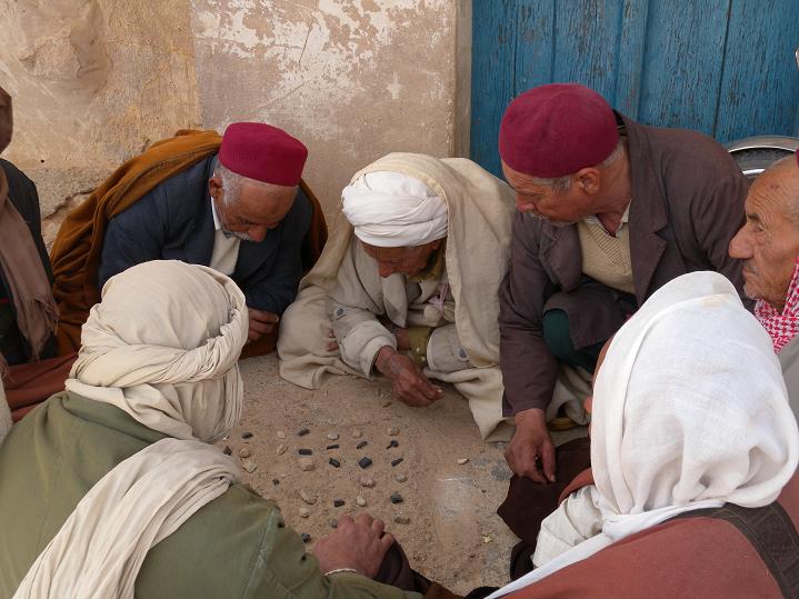 gioco della dama su scacchiera di terra in Tunisia