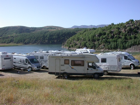 Camper sul lago