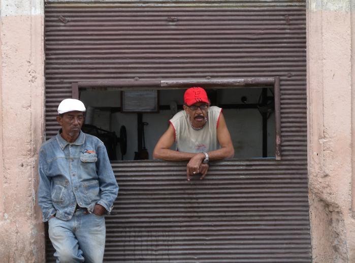 Si osserva il passeggio a L'Habana
